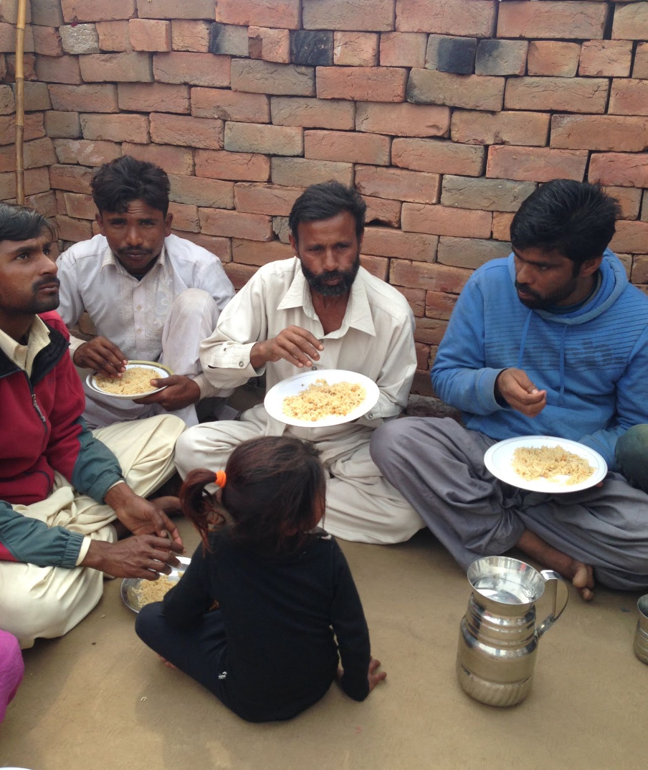 Food distribution to laborers